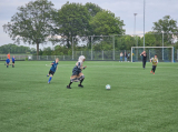 Laatste training S.K.N.W.K. JO10-1 (partijtje tegen de ouders) van woensdag 22 mei 2024 (97/133)